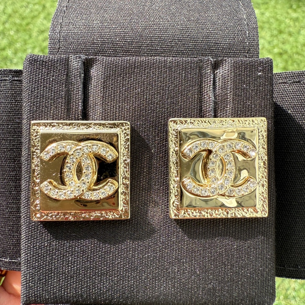 2023P CHANEL RUNWAY SQUARE GOLD TONE CC LOGO WHITE CRYSTALS EARRINGS STUDS STUD